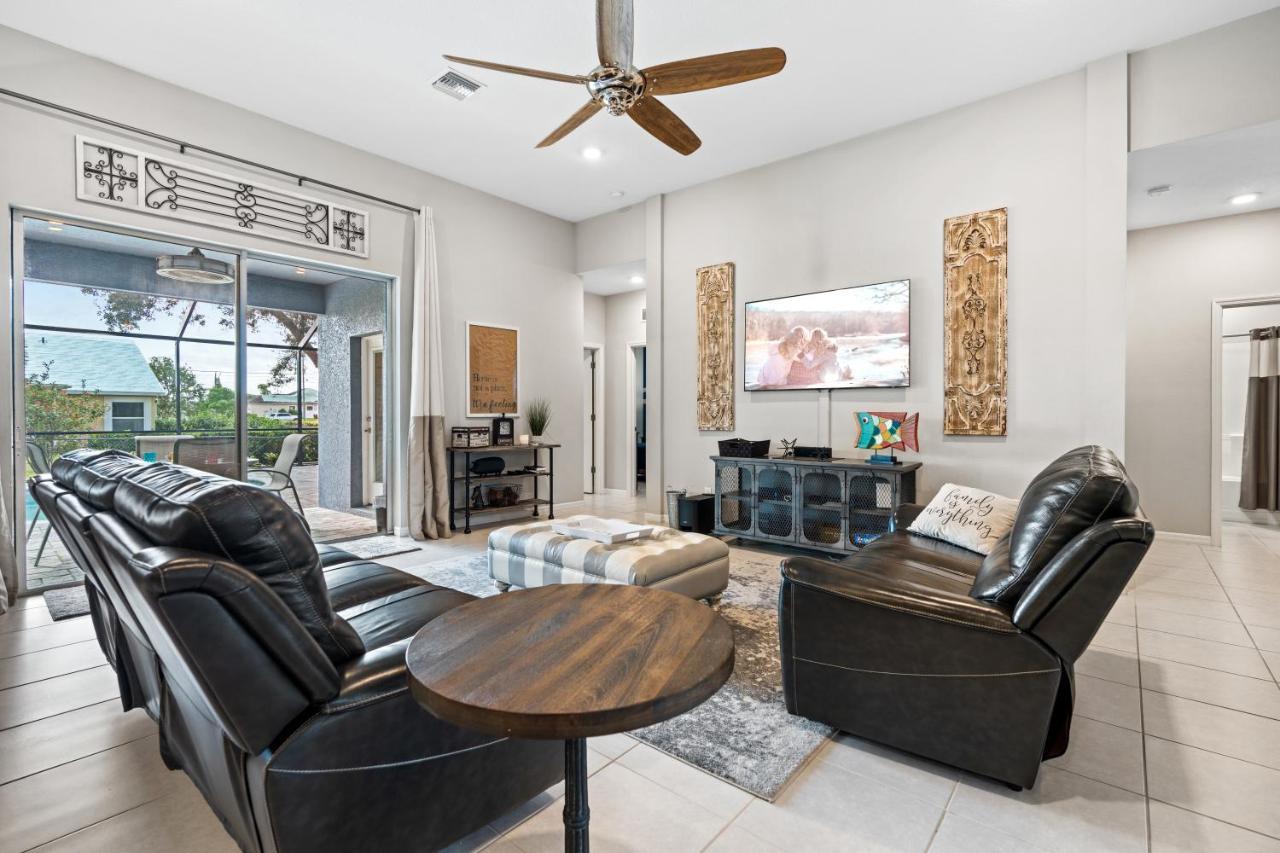 Villa Beautiful Oasis! King Bed, Bbq, Heated Pool, Pvt Yard & Much More! *