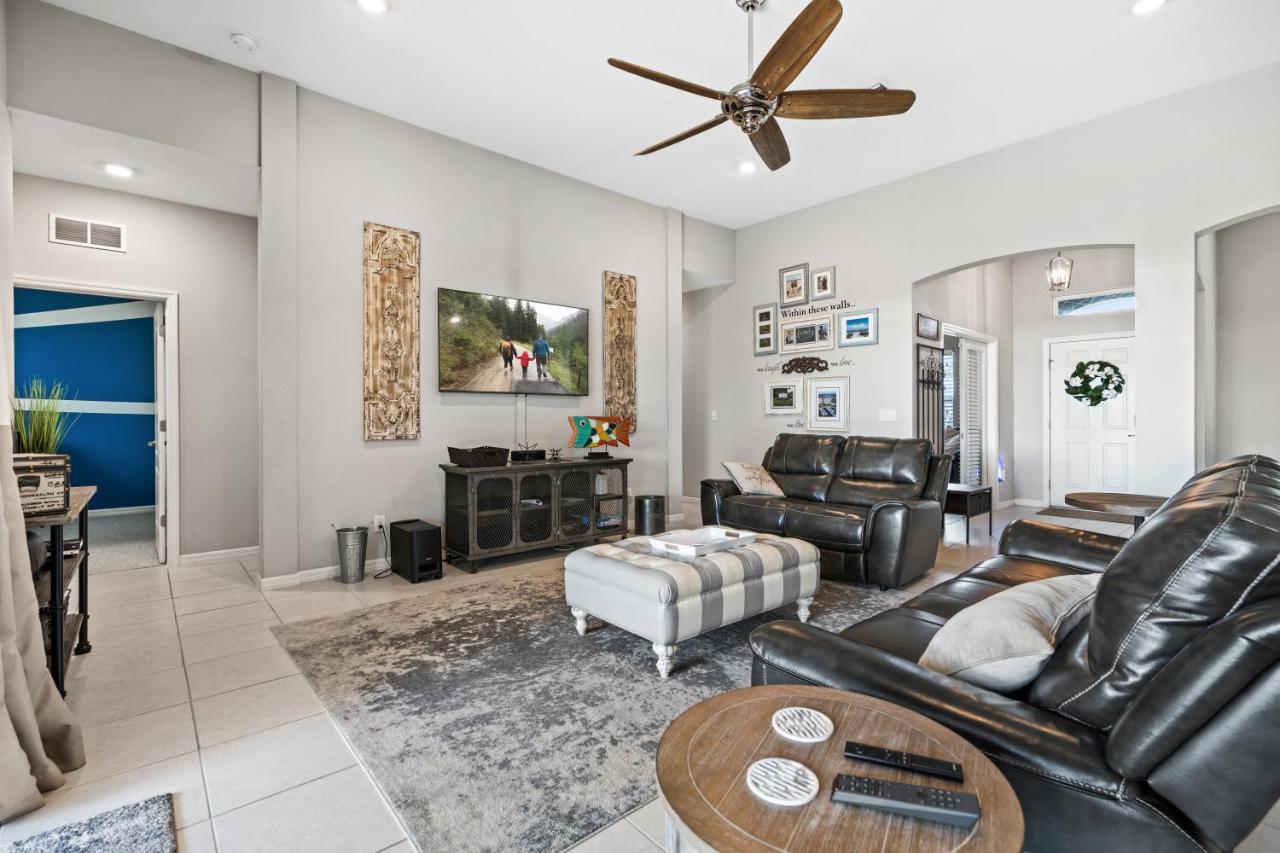 Beautiful Oasis! King Bed, Bbq, Heated Pool, Pvt Yard & Much More! Cape Coral