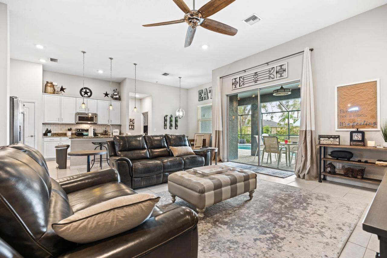 Beautiful Oasis! King Bed, Bbq, Heated Pool, Pvt Yard & Much More! Villa *