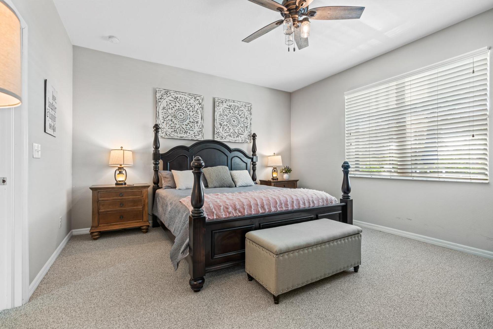 Beautiful Oasis! King Bed, Bbq, Heated Pool, Pvt Yard & Much More!