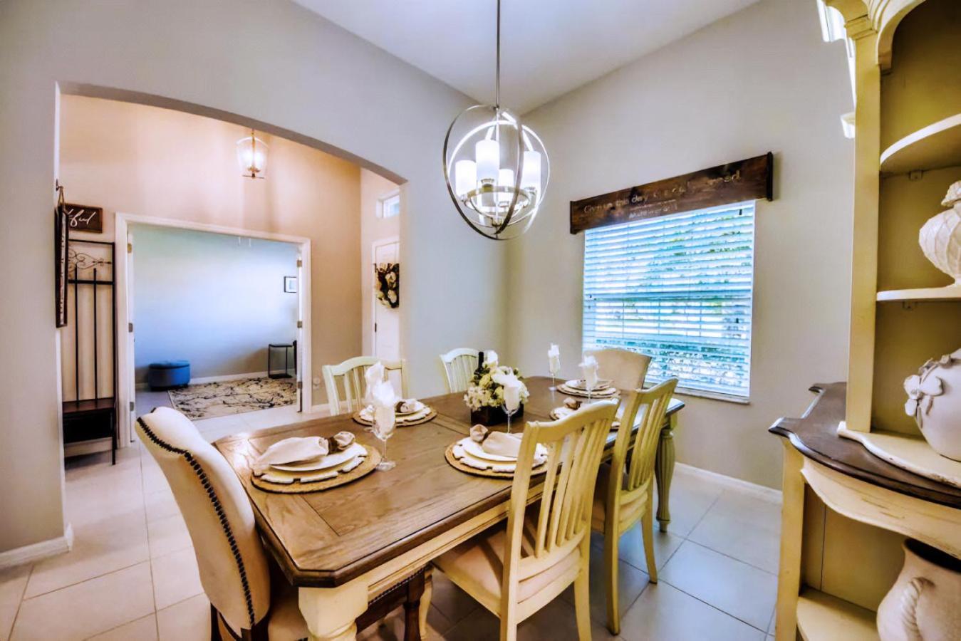 Beautiful Oasis! King Bed, Bbq, Heated Pool, Pvt Yard & Much More!
