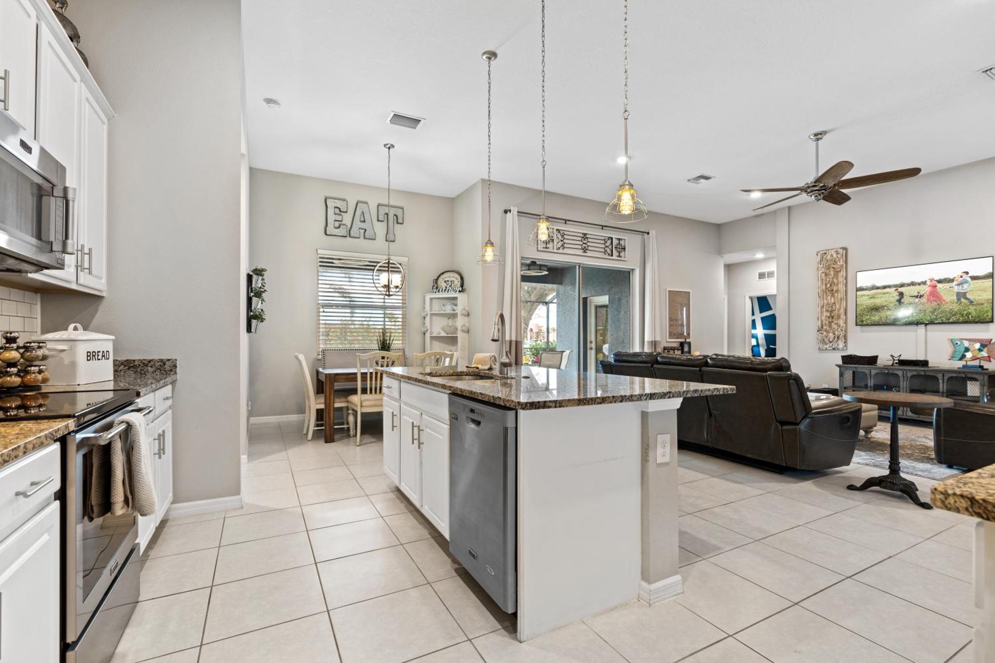Villa Beautiful Oasis! King Bed, Bbq, Heated Pool, Pvt Yard & Much More! *